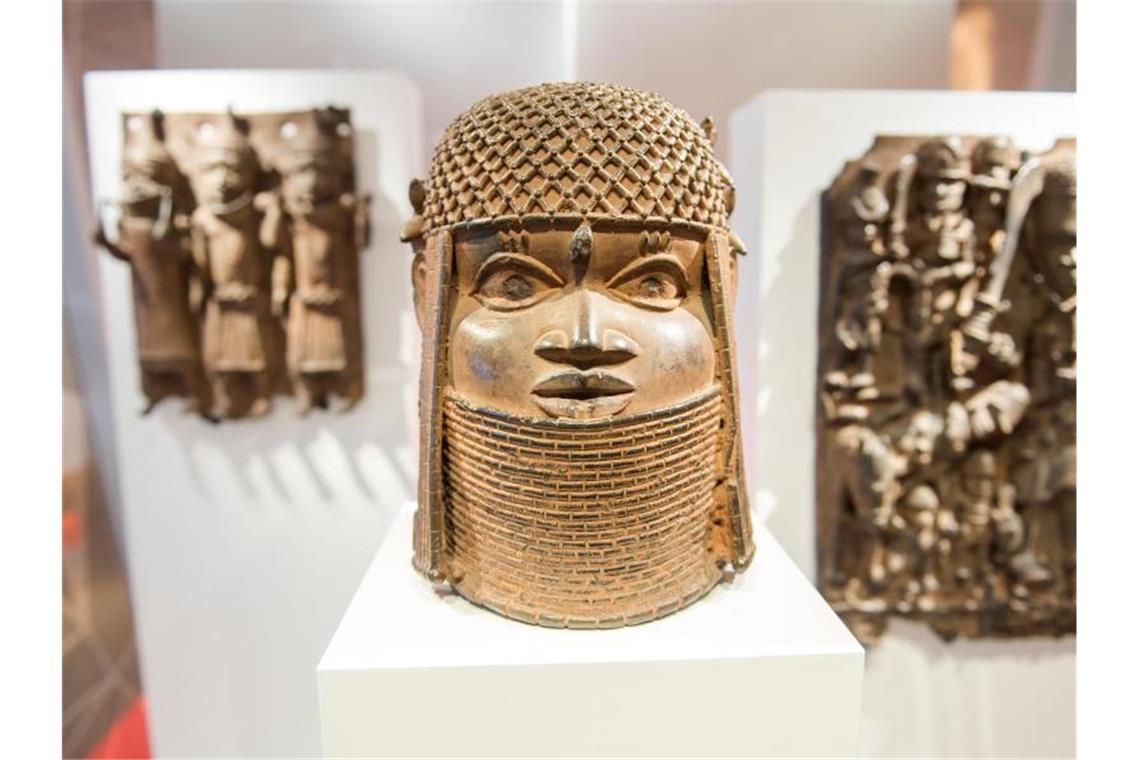 Drei Raubkunst-Bronzen aus dem Benin in Westafrika sind im Hamburger Museum für Kunst und Gewerbe in einer Vitrine ausgestellt. Foto: Daniel Bockwoldt/dpa/Archivbild