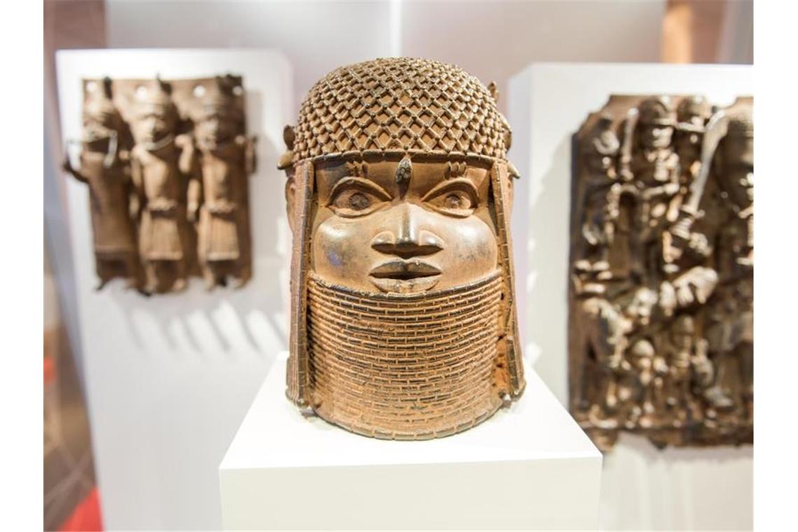 Drei Raubkunst-Bronzen aus dem Benin in Westafrika sind in einem Museum zu sehen. Foto: Daniel Bockwoldt/dpa/Archivbild