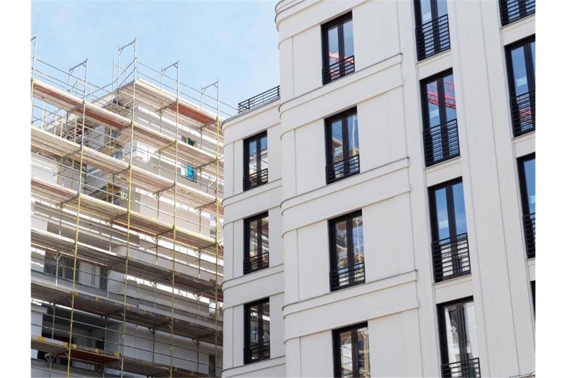 Experten: Steuervorteile für Immobilienbesitzer abschaffen Drei renommierte Wissenschaftler sprechen sich dafür aus, Steuerprivilegien für Immobilienbesitzer abzuschaffen. Dabei geht es vor allem um Investoren und große Gesellschaften. Foto: Robert Günther/dpa-tmn