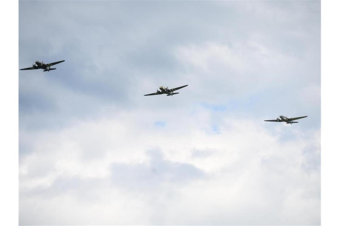 Merkel: Bundeswehr hatte viele Jahre lang zu wenig Geld Drei Rosinenbomber Typ Douglas C-47 Skytrain fliegen über den Fliegerhorst Faßberg. Foto: Christophe Gateau