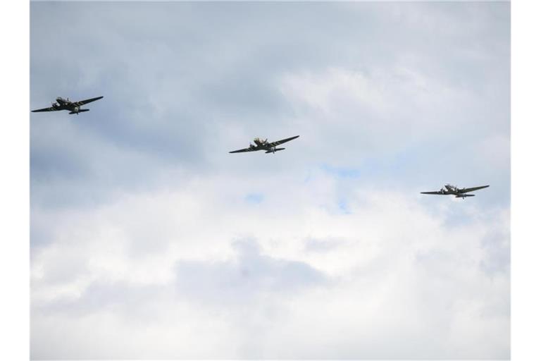 Drei Rosinenbomber Typ Douglas C-47 Skytrain fliegen über den Fliegerhorst Faßberg. Foto: Christophe Gateau