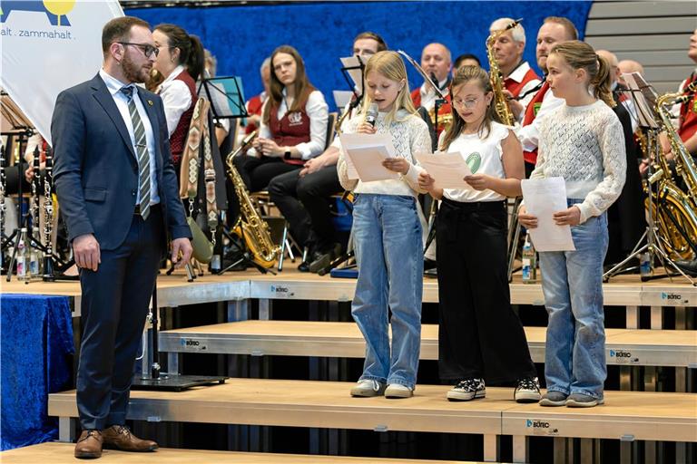 Drei Schülerinnen der 3. Klasse appellieren eindringlich an Bürgermeister Kai-Uwe Ernst, den Jugendtreff zu erhalten. Fotos: JGCreative