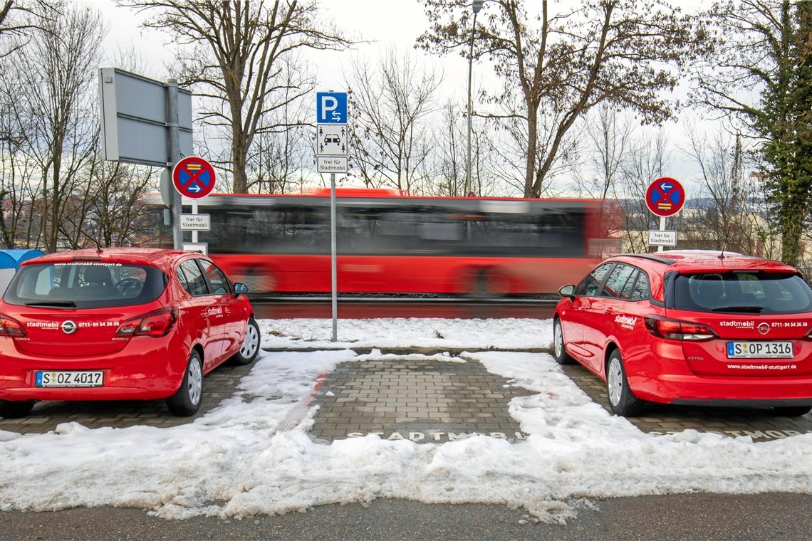 Drei Stadtmobil-Autos, zwei Kleinwagen und ein Kombi, sind momentan in Backnang verfügbar. Vorübergehend stehen sie auf dem Park-and-ride-Parkplatz gegenüber dem Bürgerhaus. Foto: A. Becher