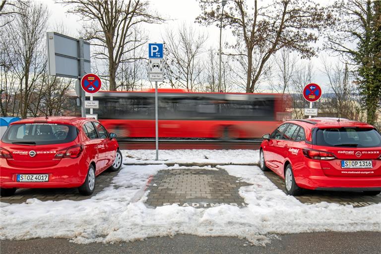 Drei Stadtmobil-Autos, zwei Kleinwagen und ein Kombi, sind momentan in Backnang verfügbar. Vorübergehend stehen sie auf dem Park-and-ride-Parkplatz gegenüber dem Bürgerhaus. Foto: A. Becher