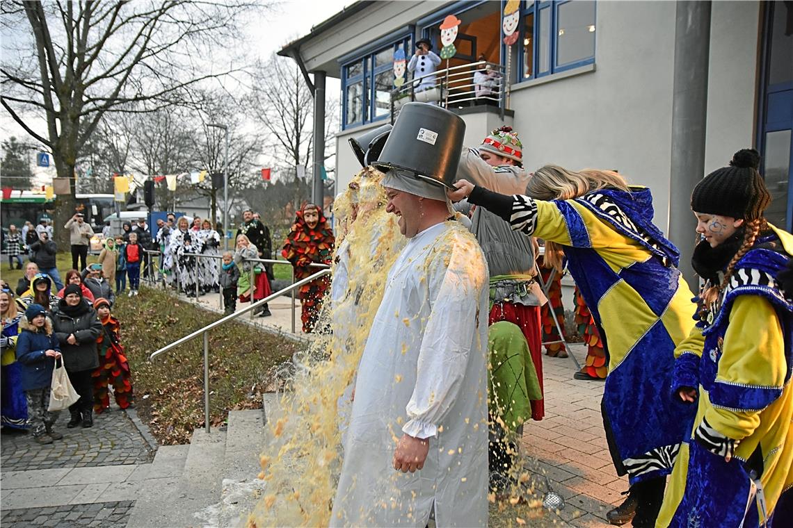 Drei „Täuflinge“ lassen bei der Narrentaufe das Bad mit einer ekligen und übel riechenden Brühe über sich ergehen.