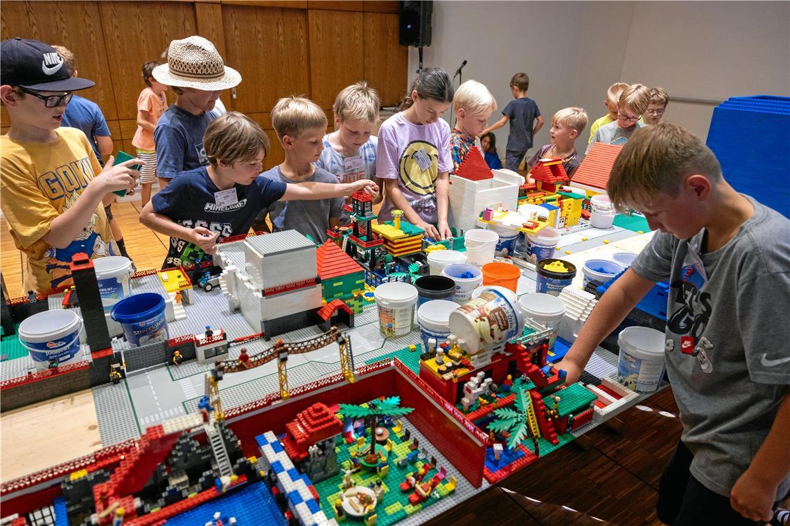 Die Legostadt am Kalten Wasser ist bereit für die Besucher Drei Tage lang haben die Kinder an der Legostadt gebaut. Foto: Alexander Becher