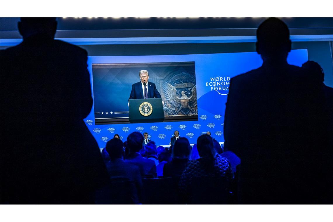 Back for Business: Trump droht Wirtschaftselite mit Zöllen Drei Tage nach seinem Amtsantritt ließ sich Trump beim Weltwirtschaftsforum zuschalten.