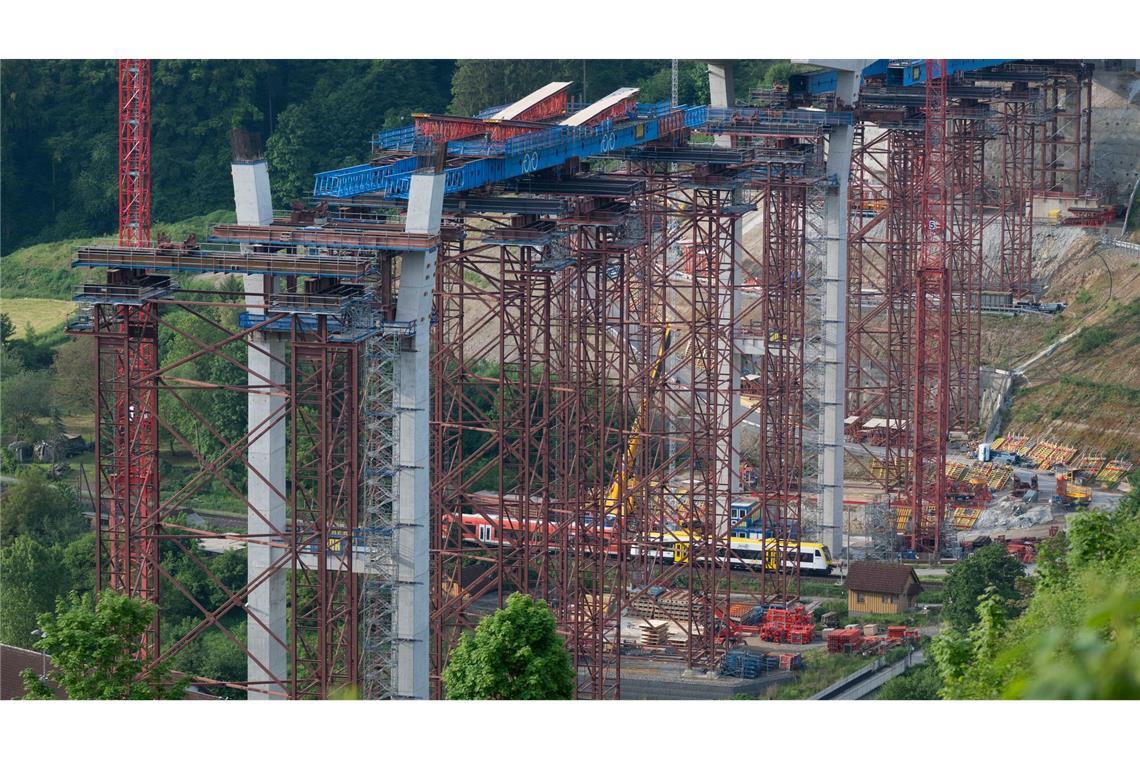 Bilder des Tages Drei Tote bei Brückenbau: Ermittlungen nach Gondel-Absturz laufen
