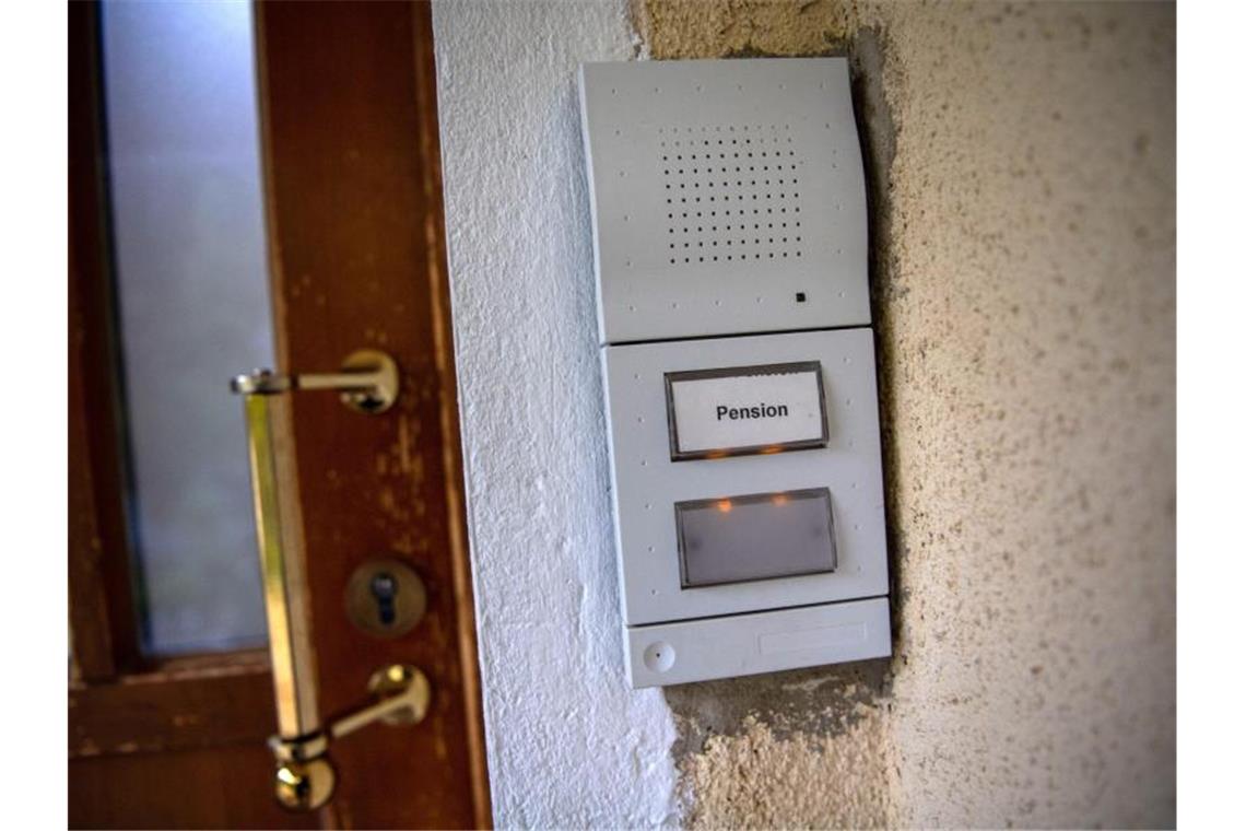 Zwei weitere Leichen im Armbrust-Fall von Passau gefunden Drei tote Personen sind in einem Zimmer dieser Pension gefunden worden. Foto: Lino Mirgeler