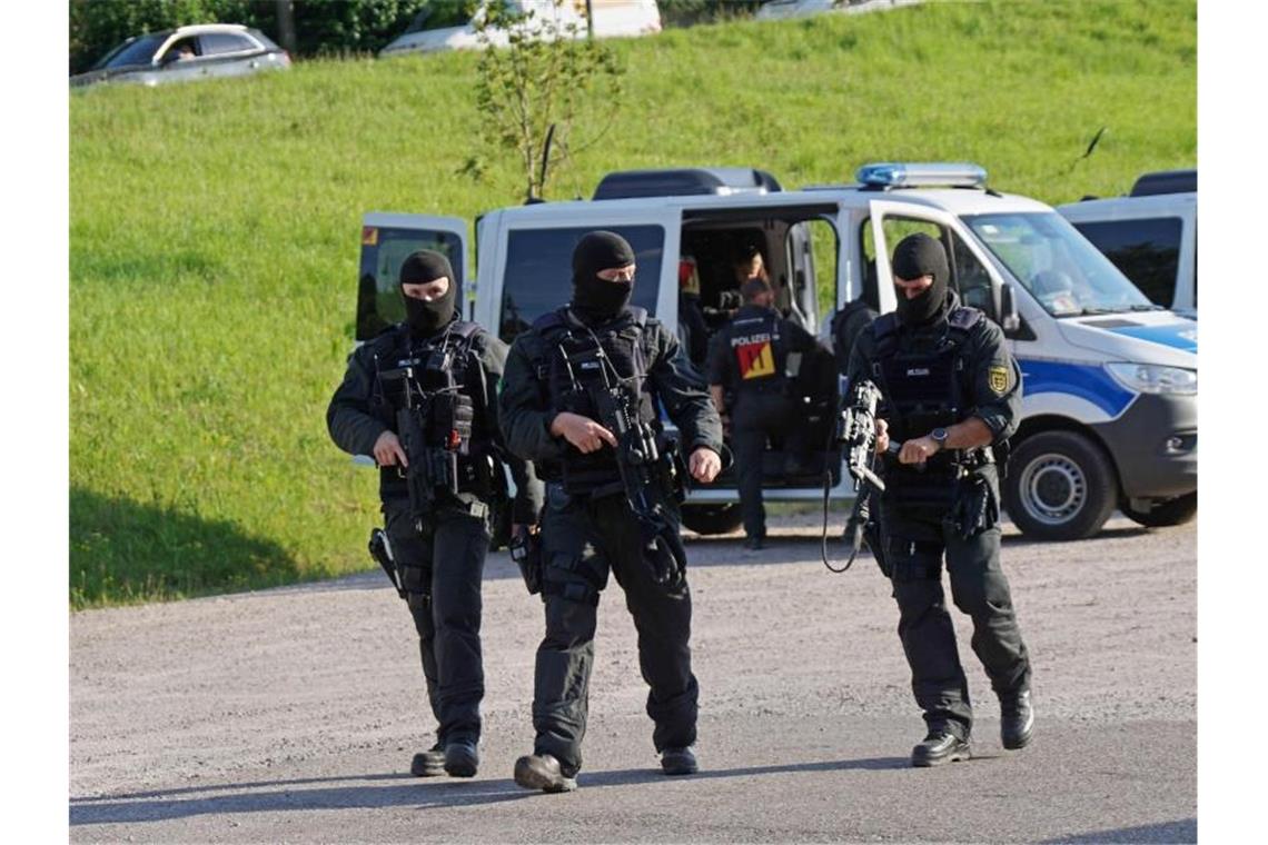 Drei vermummte und bewaffnete Polizisten sind im Einsatz in Oppenau. Foto: Sven Kohls/SDMG/dpa/Archivbild