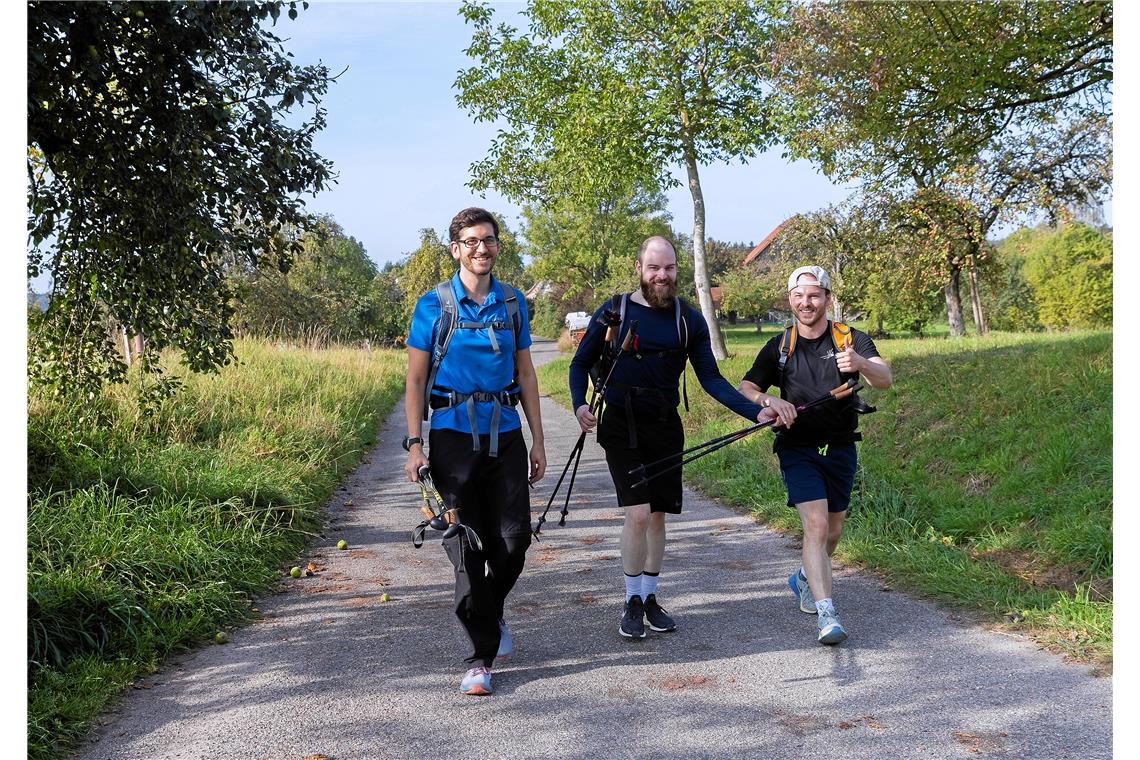 Drei von knapp 500 Teilnehmern am Wandermarathon, der in Sulzbach an der Murr am...