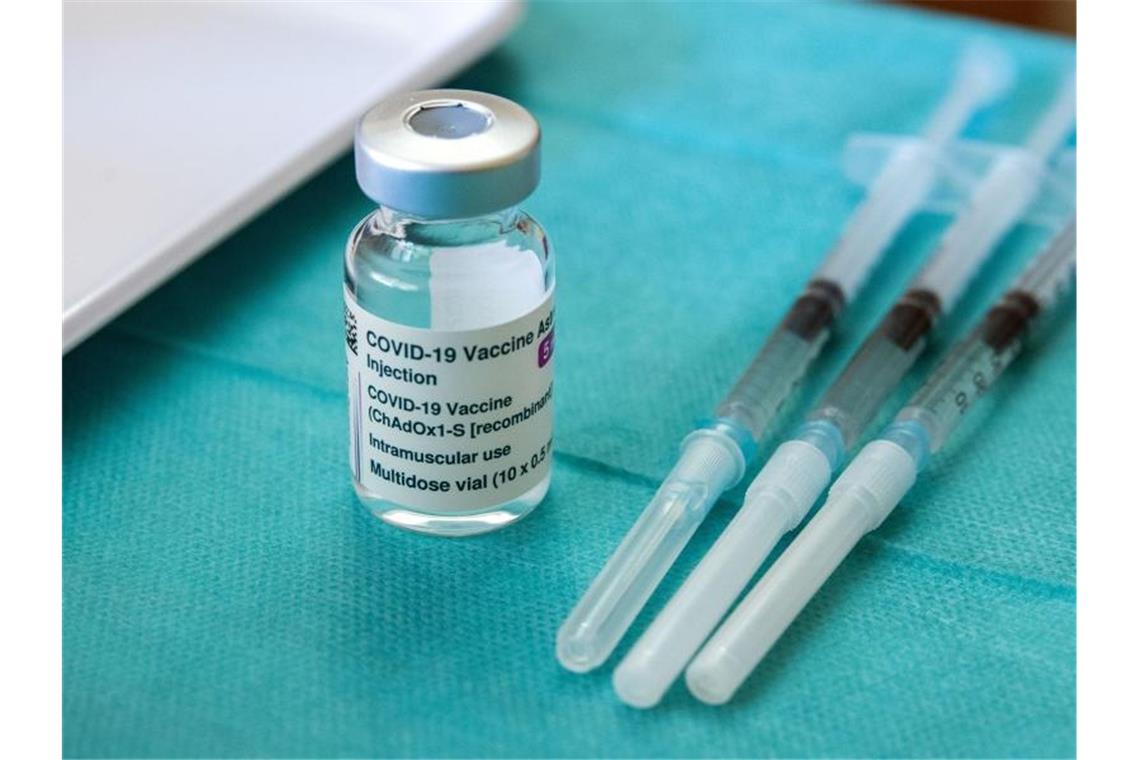 Drei vorbereitete Spritzen mit dem Corona-Impfstoff Astrazeneca. (Archivbild). Foto: Jens Büttner/dpa-Zentralbild/dpa