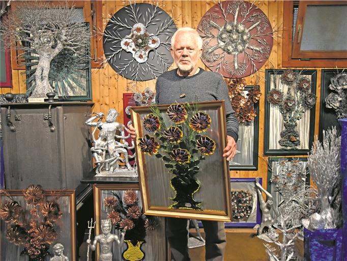 Dreidimensionale Blumenbilder sind die jüngsten Arbeiten von Günter Wulf. Mit Miniaturbäumen hat alles angefangen. Foto: T. Sellmaier