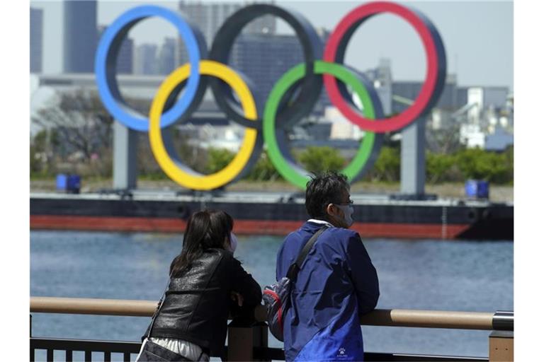 Dreieinhalb Monate vor Olympia-Beginn will Japan die Corona-Maßnahmen in Tokio verschärfen. Foto: Eugene Hoshiko/AP/dpa