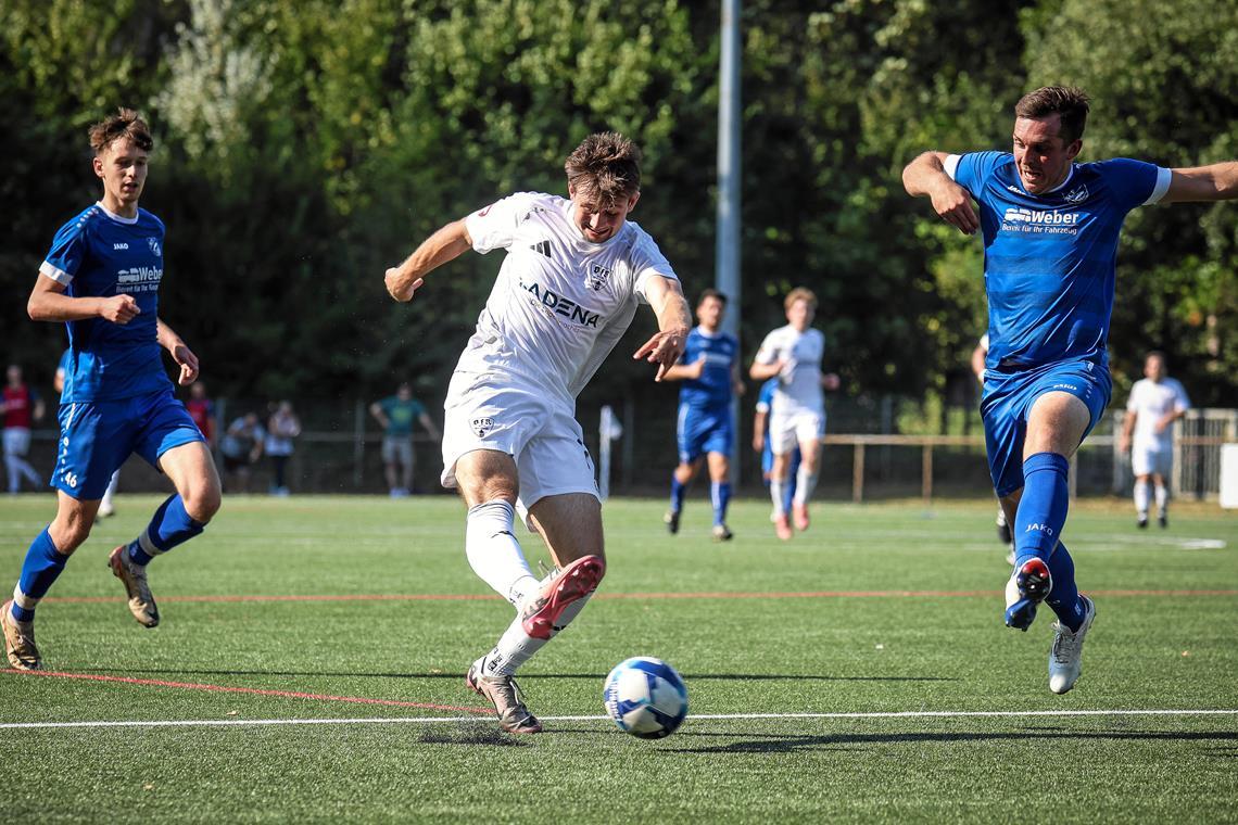 Noch drei Mannschaften mit weißer Weste in der Kreisliga A2 Dreifach-Torschütze für den VfR Murrhardt: Tobias Wiese (Mitte). Foto: Alexander Becher