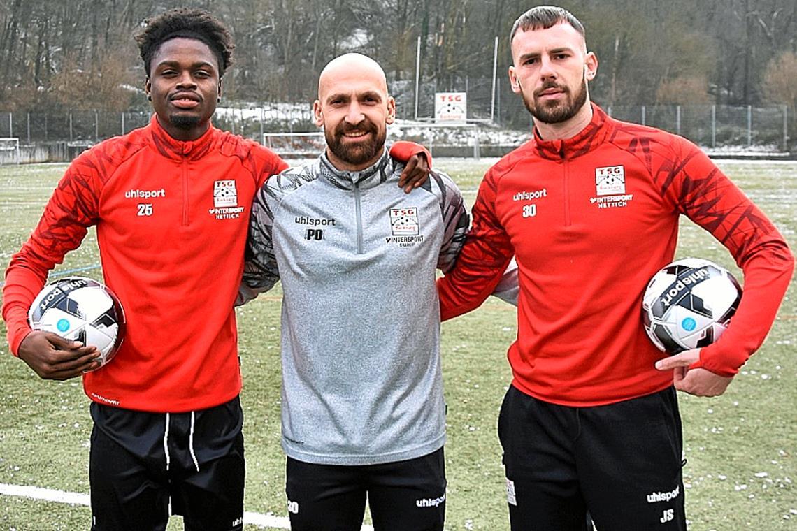 Die TSG Backnang verpflichtet gleich zwei neue Stürmer Dreifache Backnanger Verstärkung fürs zweite Halbjahr: Angreifer Muhamad Sanyang, Neu-Trainer Pavlos Osipidis und Mittelstürmer Gentian Lekaj. Foto: Tobias Sellmaier