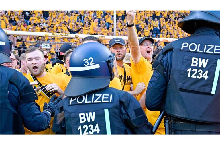 Dresden-Fans versuchen, das Spielfeld zu stürmen.