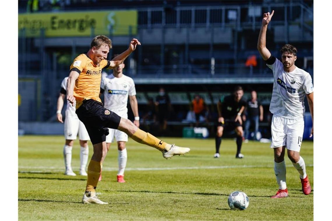 Dresdens Marco Hartmann schießt das Tor zum 0:1. Foto: Uwe Anspach/dpa