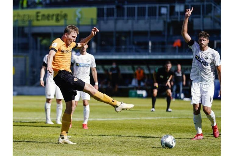 Dresdens Marco Hartmann schießt das Tor zum 0:1. Foto: Uwe Anspach/dpa