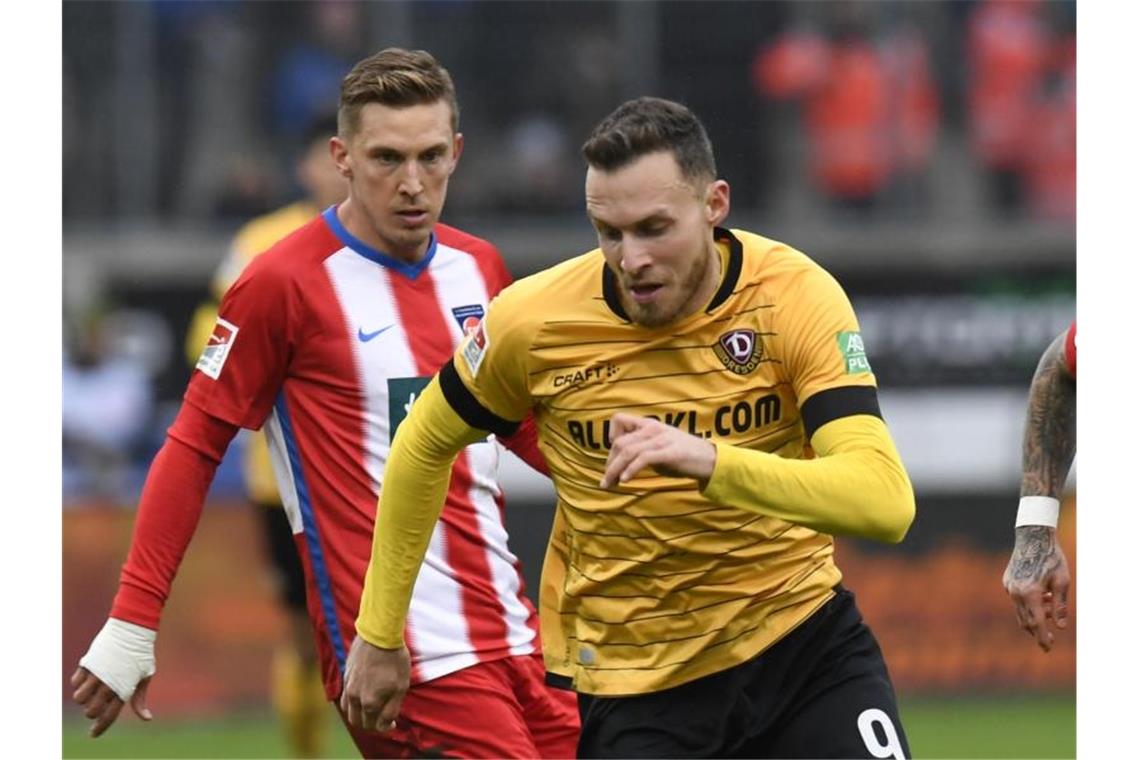 1. FC Heidenheim verpasst Sieg gegen Dresden Dresdens Patrick Schmidt (r.) spielt gegen Heidensheims Konstantin Kerschbaumer. Foto: Thomas Kienzle/dpa