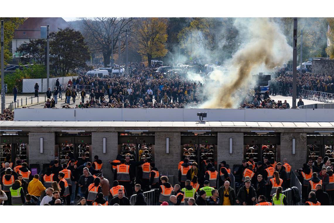 Bilder des Tages Dresdner Anhänger zünden Pyro vor dem Hertha-Spiel vor dem Olympiastadion