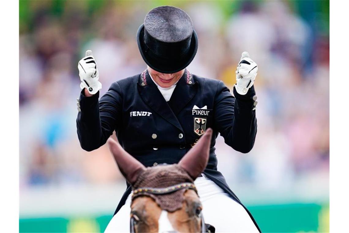 Doppelsieg für Reiter-Teams bei den CHIO-Nationenpreisen Dressurreiterin Isabell Werth jubelt nach ihrem Ritt auf Bella Rose. Foto: Uwe Anspach