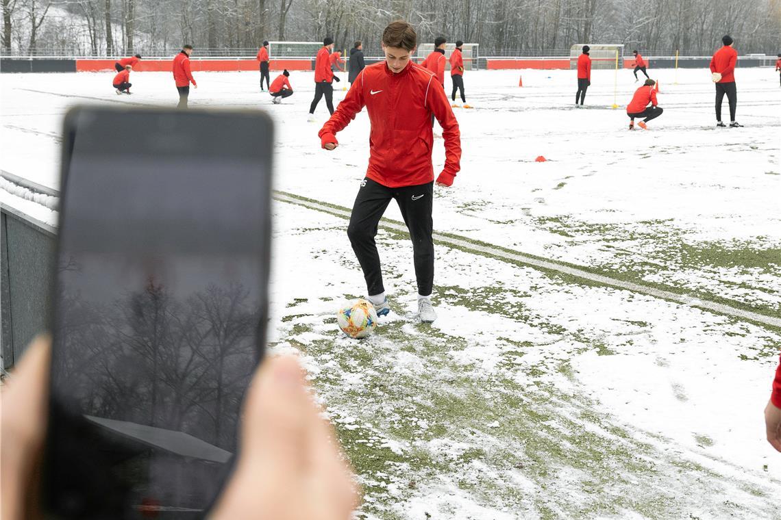 MS7: Im Netz ist das Talent Mika Stefanovic schon ein Star Dribbling unter erschwerten Bedingungen: Mika Stefanovic beim winterlichen Dreh auf dem Trainingsplatz im Fautenhau. Foto: Alexander Becher