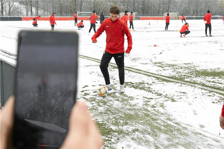 Dribbling unter erschwerten Bedingungen: Mika Stefanovic beim winterlichen Dreh auf dem Trainingsplatz im Fautenhau. Foto: Alexander Becher