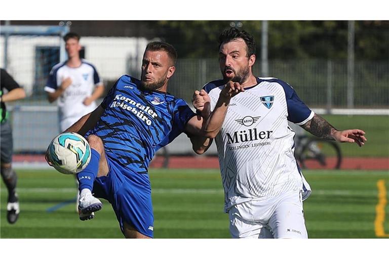 Drilon Gervalla (li., TSV Korntal) und Isidoros Arvanitidis (re., FC Gerlingen) kämpfen um den Ball.