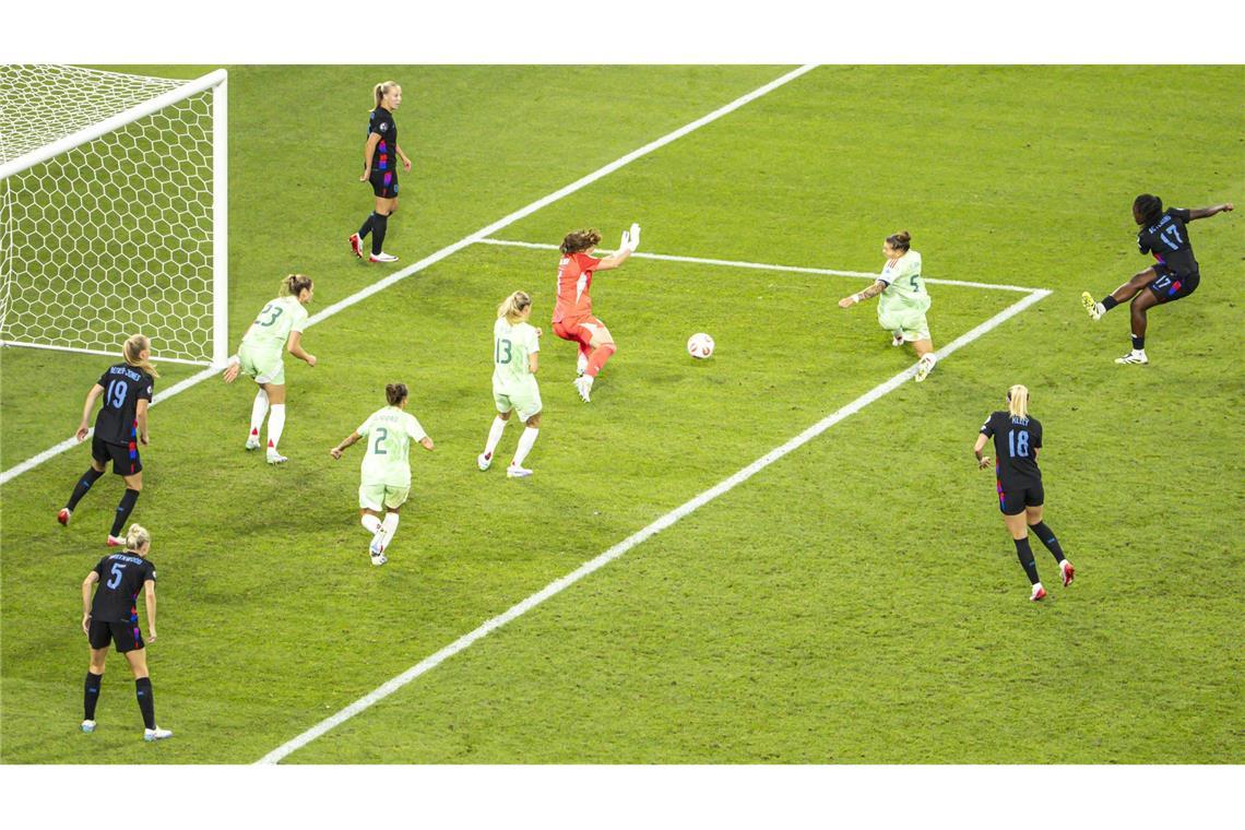 "An die Tür gehämmert": Agyemang erlöst England Drin ist das Ding: Agyemangs Ausgleich in der Nachspielzeit sorgt für die Verlängerung.
