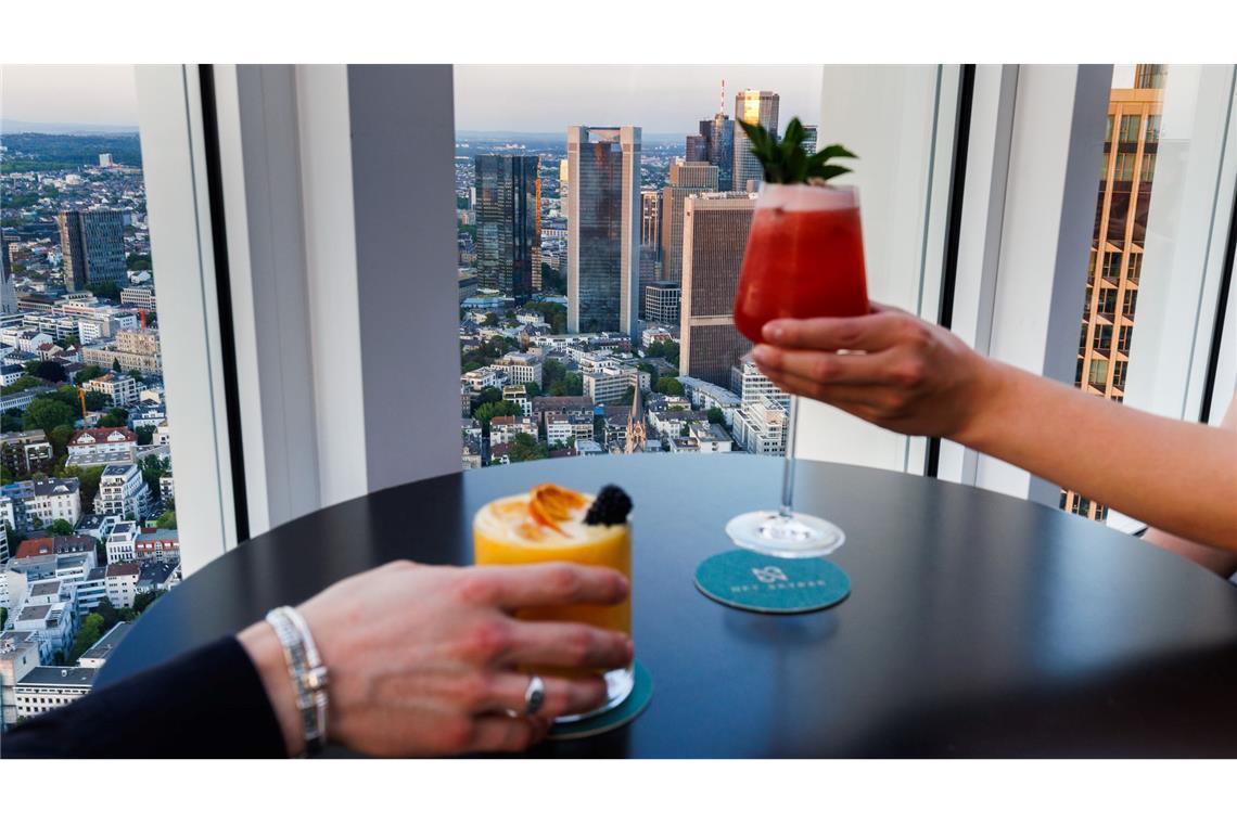 Drinks mit View: Cocktails werden in der "NFT-Skybar" vor der Kulisse der Frankfurter Skyline serviert.