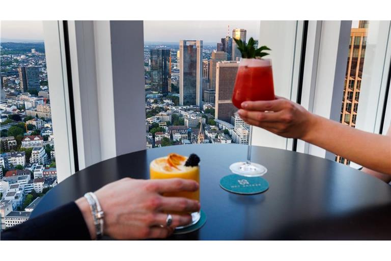 Drinks mit View: Cocktails werden in der "NFT-Skybar" vor der Kulisse der Frankfurter Skyline serviert.