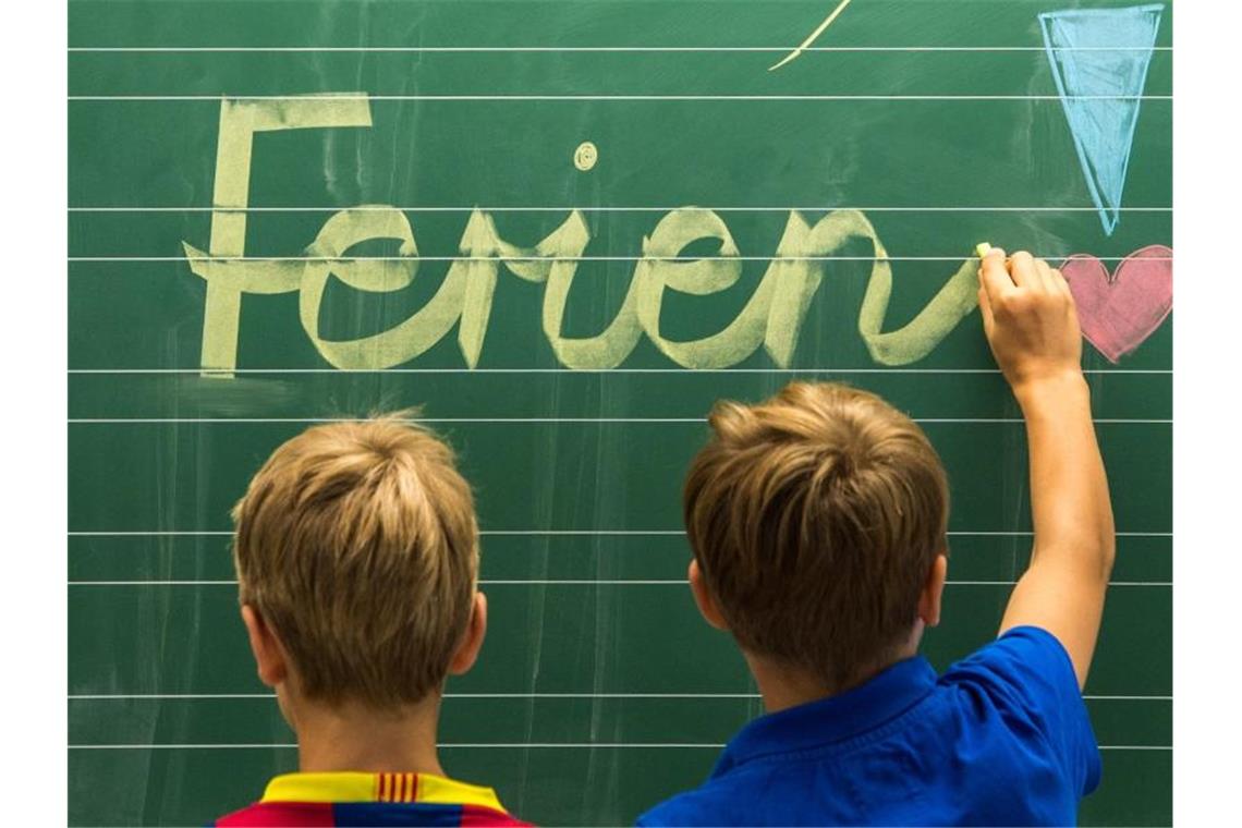 Sommer, Sonne, schulfrei: Ferien für 1,5 Millionen Schüler Drittklässler schreiben „Ferien!“ auf eine Tafel. Foto: picture alliance/dpa/Symbolbild
