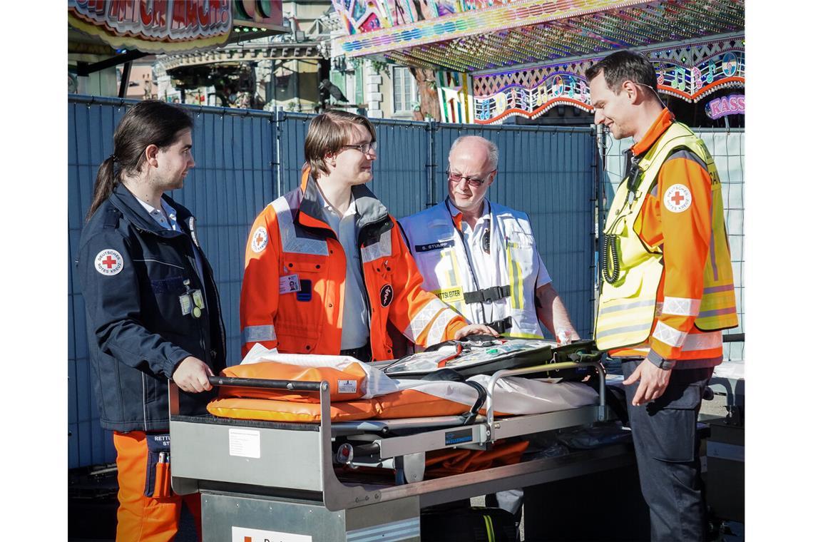 DRK-Einsatzleiter Sebastian Bosse (rechts) mit einigen Leuten seiner Wasen-Mannschaft auf dem Festgelände.