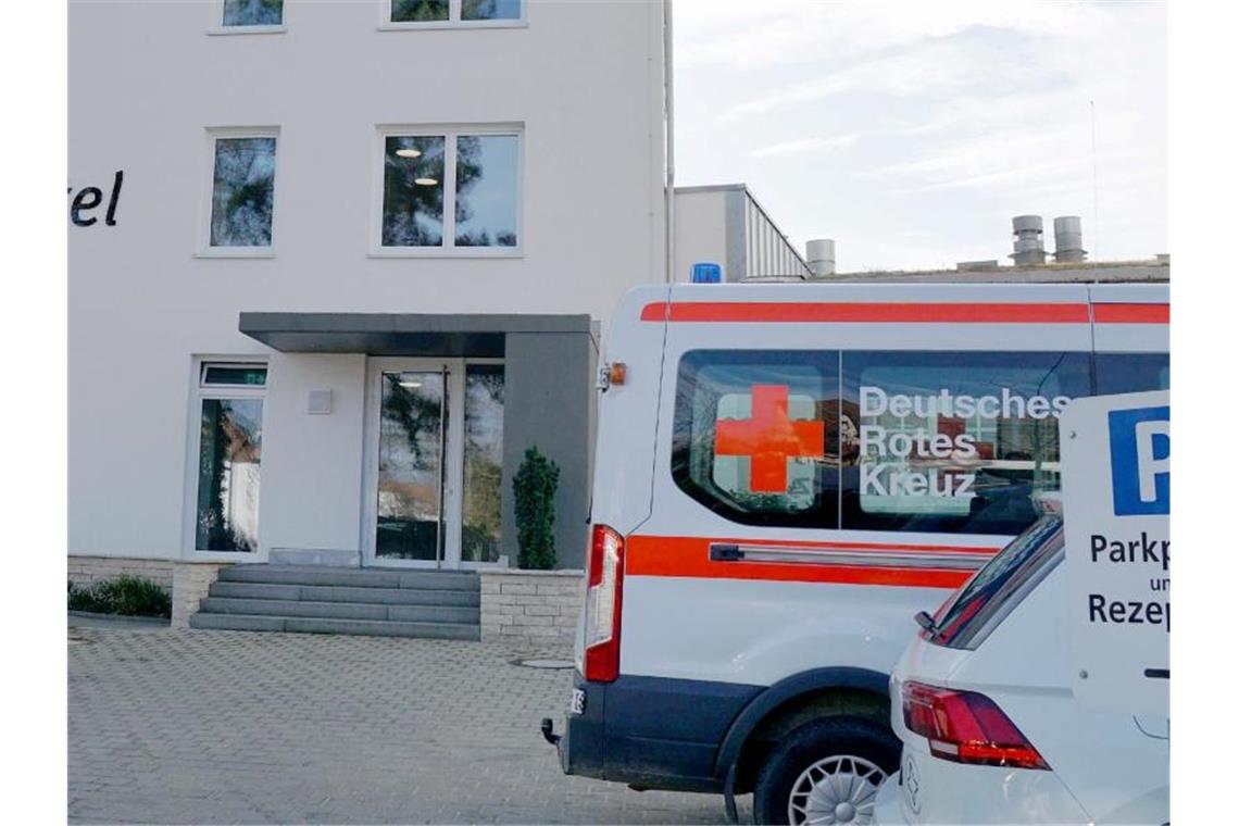 DRK-Fahrzeug vor einem Hotel in Kirchheim unter Teck. Rückkehrer aus Wuhan sollen hier in Quarantäne gehen. Foto: Sven Kohls/SDMG/dpa