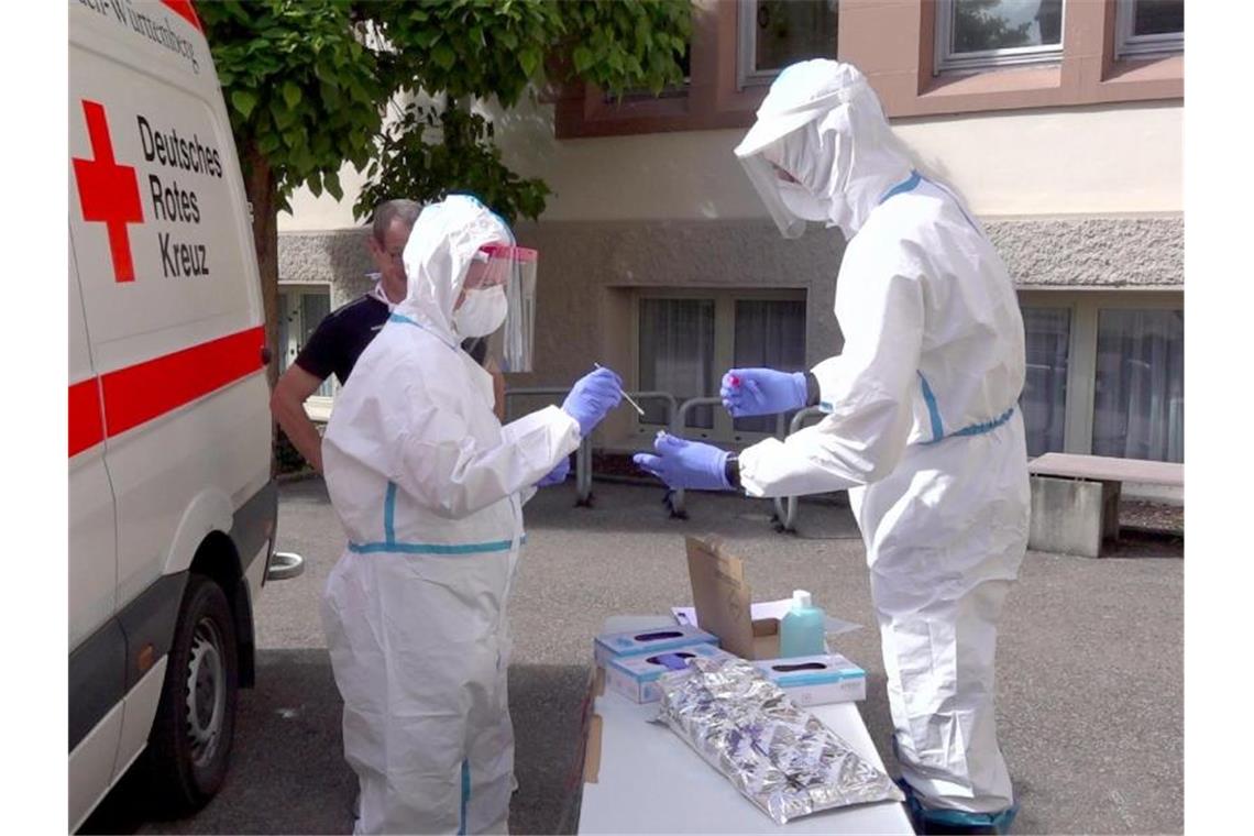 Alle fünf Schulen im Kreis Göppingen frei von Coronavirus DRK-Mitarbeiter testen Schüler und Lehrer auf Corona-Infektionen. Foto: Alexander Wölfl/SDMG/dpa
