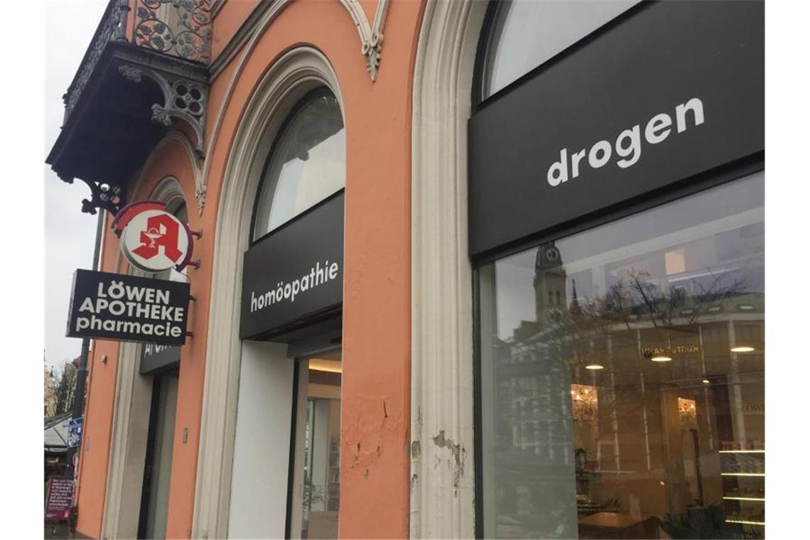 „drogen“ steht über der Löwen-Apotheke am Viktualienmarkt in München - gemeint sind Arzneimittel. Foto: Tabea Huser/dpa