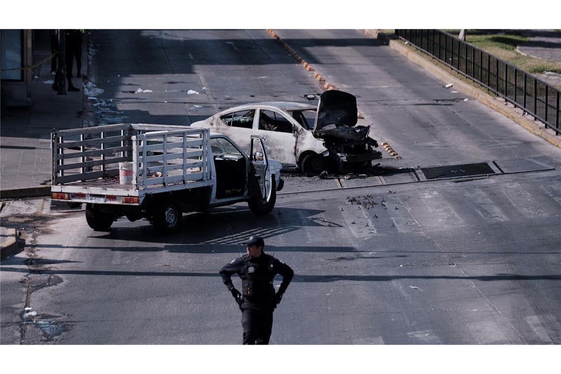 Drogenkrieg in Mexiko - Ein Polizist steht an einer Straße in Guadalajara im mexikanischen Bundesstaat Jalisco.