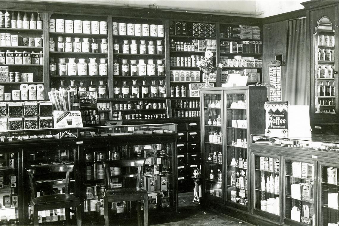 Drogerie Dorn in den 1930er-Jahren. Insektizide und Süßigkeiten stehen nah beieinander.