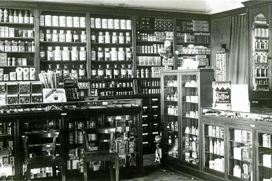 250 Jahre andauernde Familientradition Drogerie Dorn in den 1930er-Jahren. Insektizide und Süßigkeiten stehen nah beieinander.