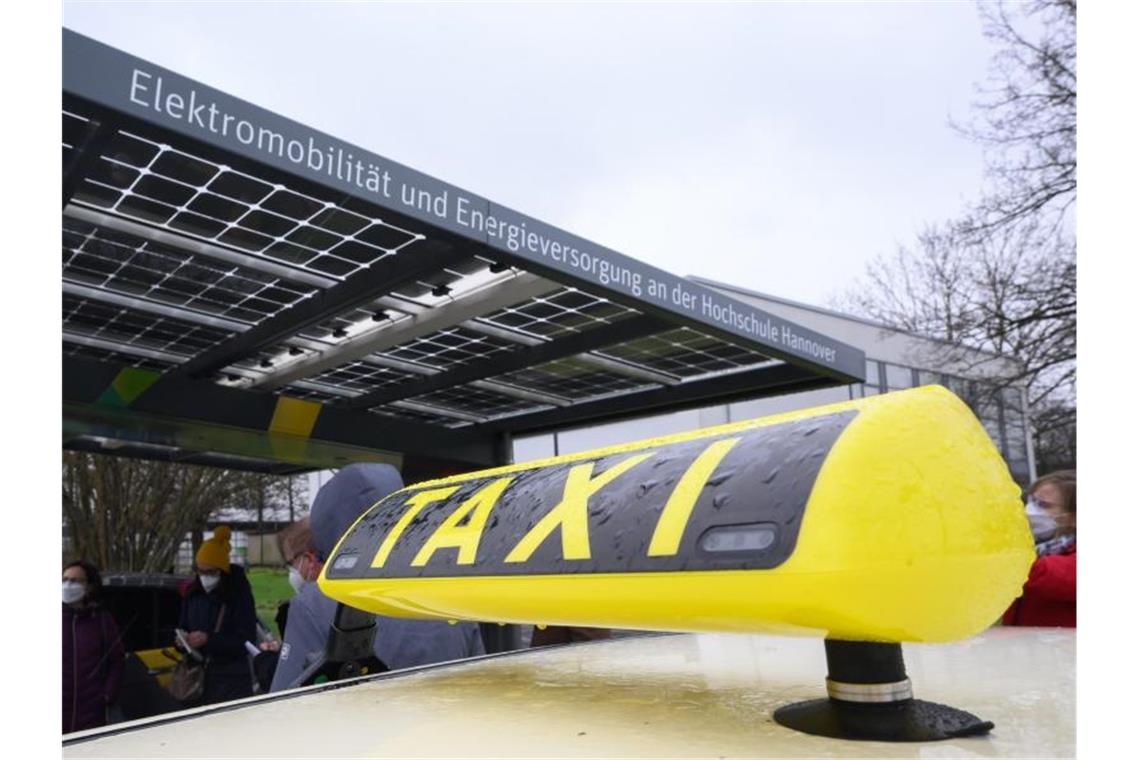 Taxibranche rechnet mit Pleitewelle wegen hoher Spritpreise Drohende Pleitewelle: Immer mehr Taxiunternehmen müssen Insolvenz anmelden. Foto: Julian Stratenschulte/dpa