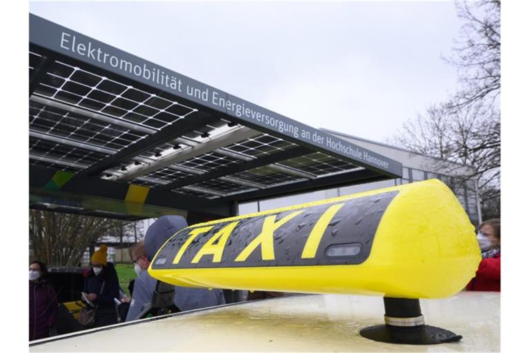 Drohende Pleitewelle: Immer mehr Taxiunternehmen müssen Insolvenz anmelden. Foto: Julian Stratenschulte/dpa