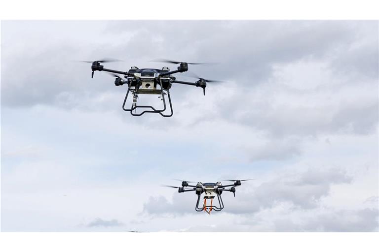 Drohnen am Himmel während des Besuchs des russischen Verteidigungsministers Schoigu auf dem Übungsgelände des Moskauer Militärbezirks. (Archivbild)