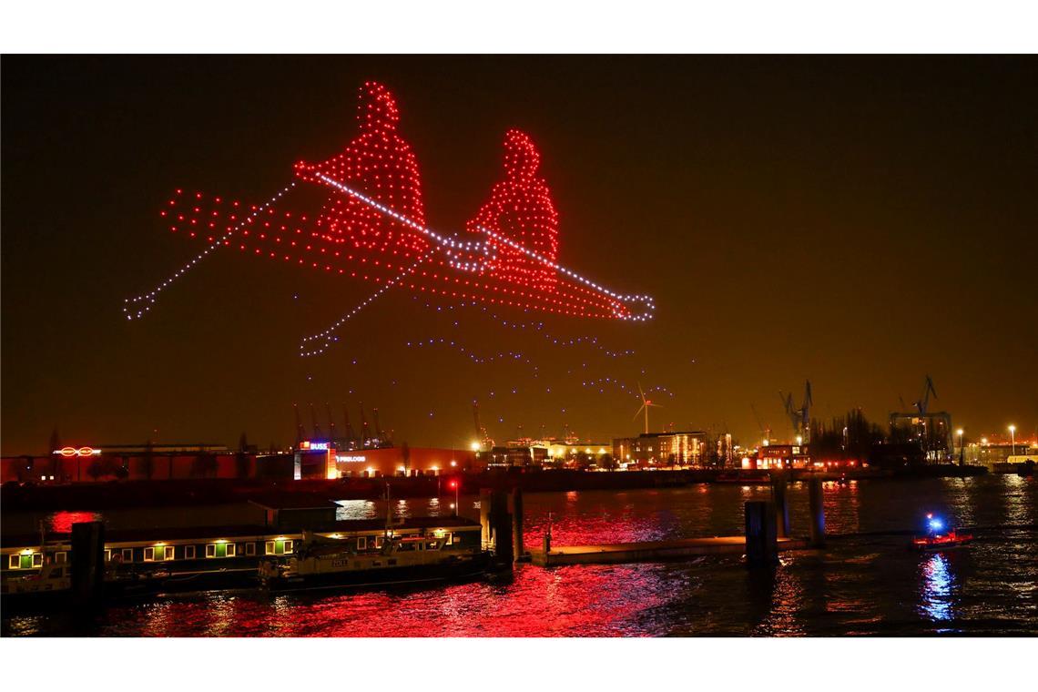 Drohnen bilden ein Ruderboot über der Elbe an den Landungsbrücken während einer Show zum Start der Hamburger Olympia-Kampagne des Senats.