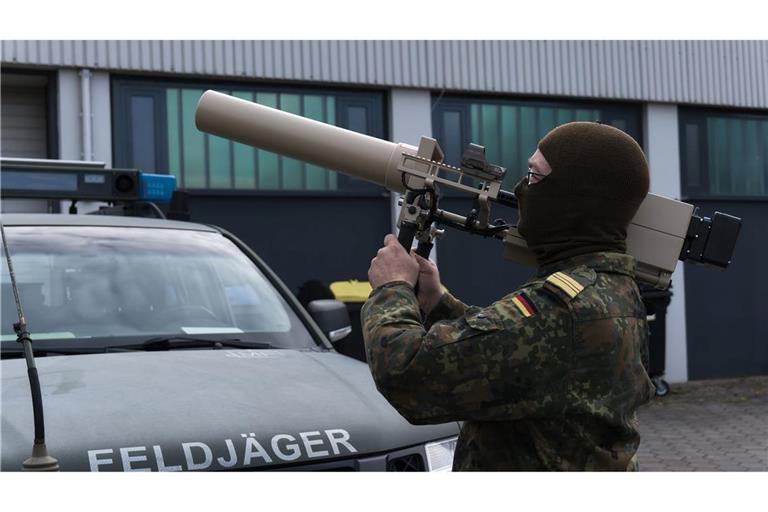 Drohnen im Visier: Bei der Bundeswehrübung "Red Storm Bravo" in Hamburg zeigt ein Soldat eine Waffe zur Drohnenabwehr.