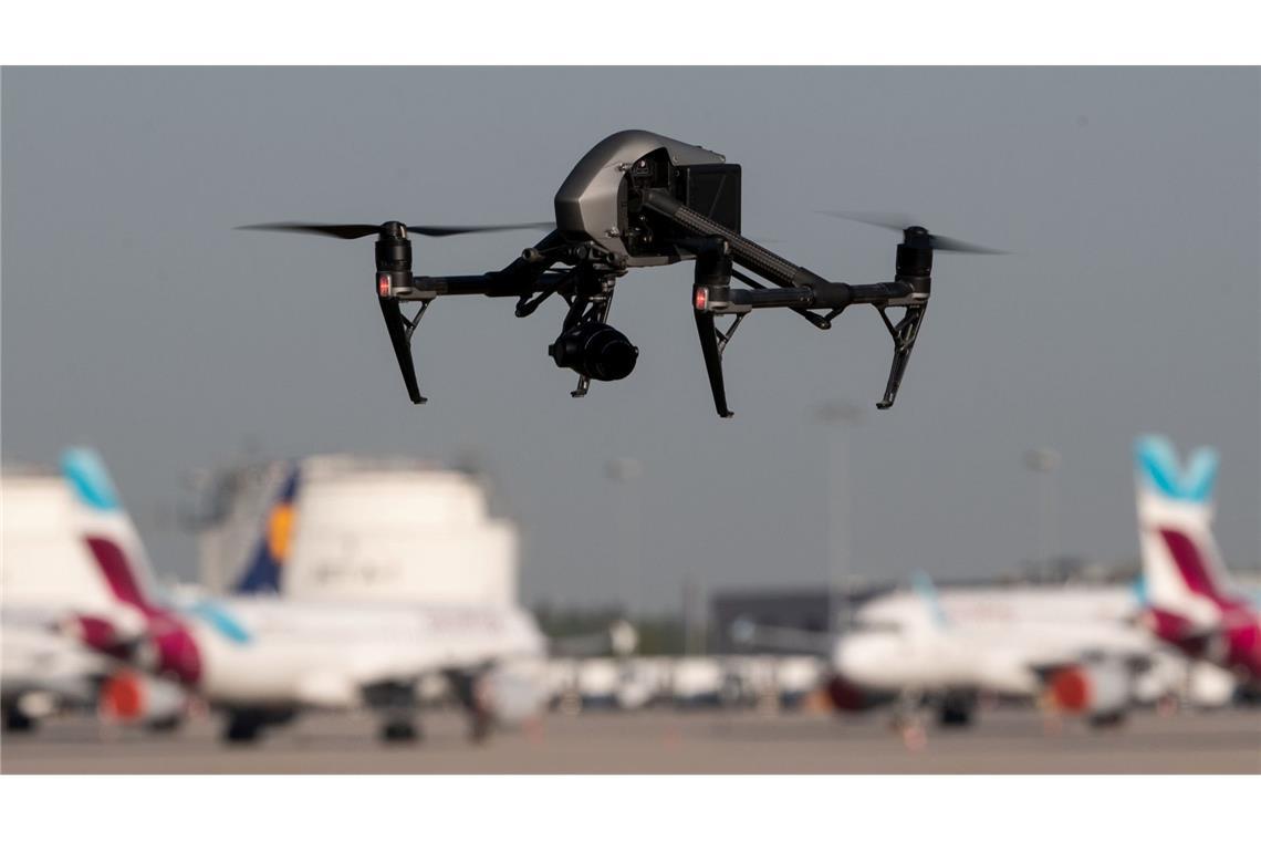Sind Deutschlands Flughäfen vor Drohnen geschützt? Drohnen sind für den Flugverkehr gefährlich - deshalb gilt an Flughäfen ein Flugverbot. Die Statistik zeigt aber: Die Gefährdungslage hat in den vergangenen Jahren zugenommen. (Illustration)