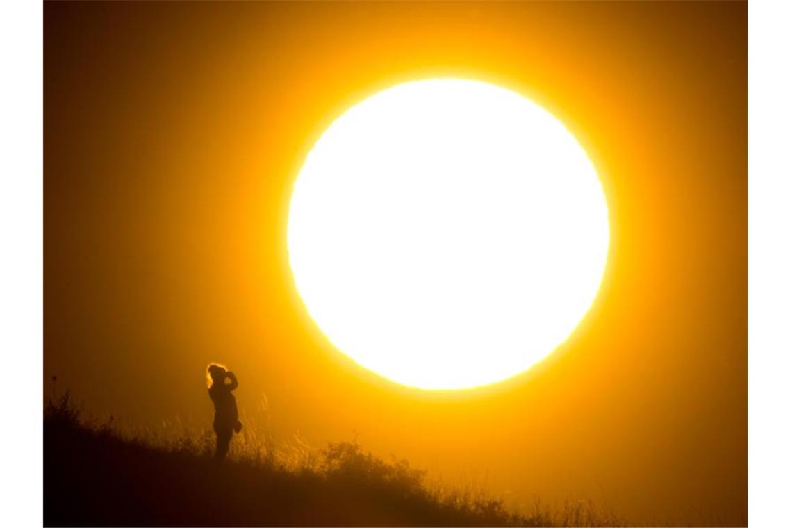 Droht uns ein Sommer mit Rekordhitze? Droht Europa erneut ein Hitzesommer?. Foto: Julian Stratenschulte/dpa