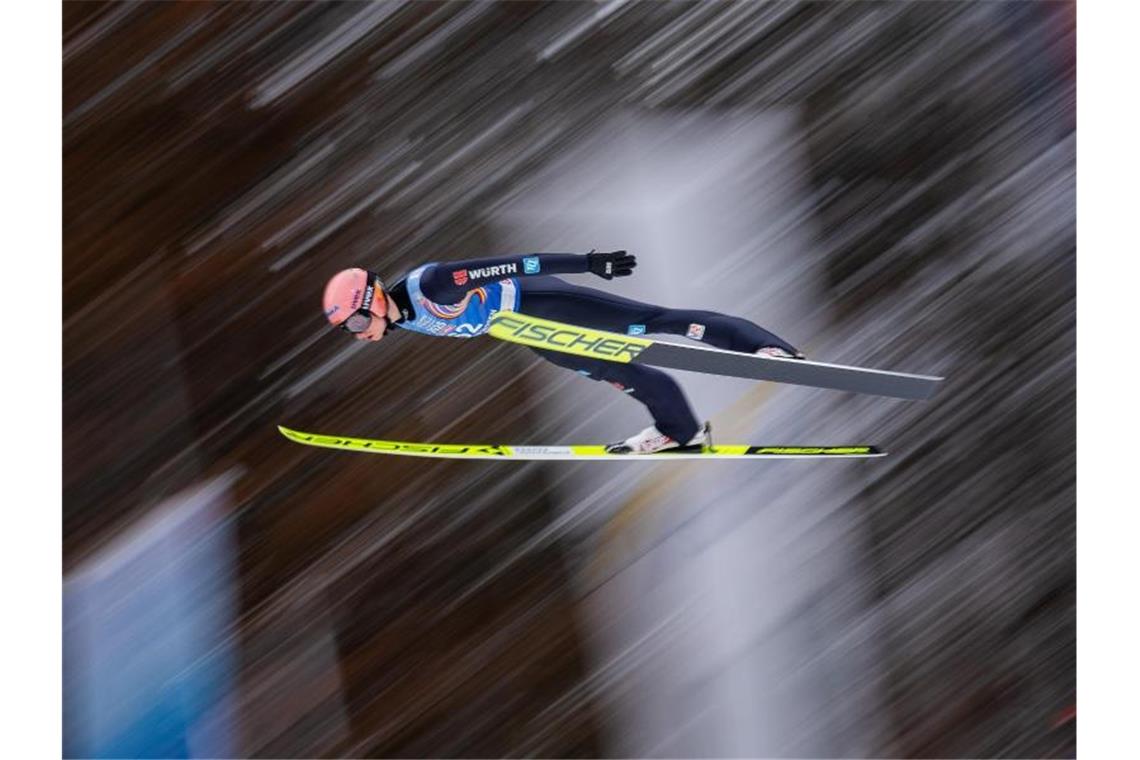 Rang drei: Geiger und Co. im finnischen Lahti vorne dabei DSV-Athlet Karl Geiger kam mit Constantin Schmid, Severin Freund und Markus Eisenbichler beim Teamwettbewerb in Lahti auf den dritten Platz. Foto: Georg Hochmuth/APA/dpa