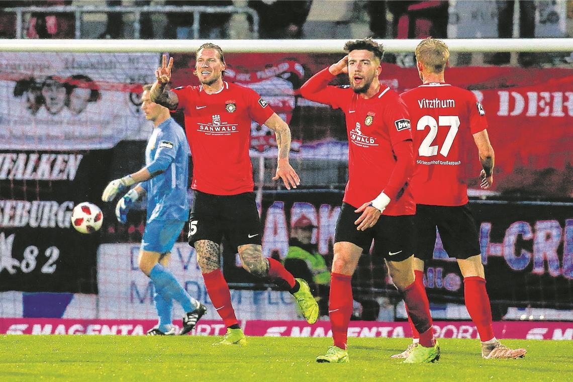 „Du hast uns zwei Handelfmeter verweigert“: Aspachs Kai Gehring ist sauer auf den Referee, auch Dominik Pelivan ist fassungslos.Foto: A. Becher