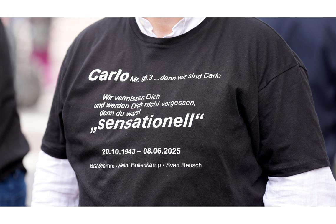 "Ein Original" - Abschied von Moderator Carlo von Tiedemann "Du warst sensationell", steht auf dem Shirt eines Trauergastes
